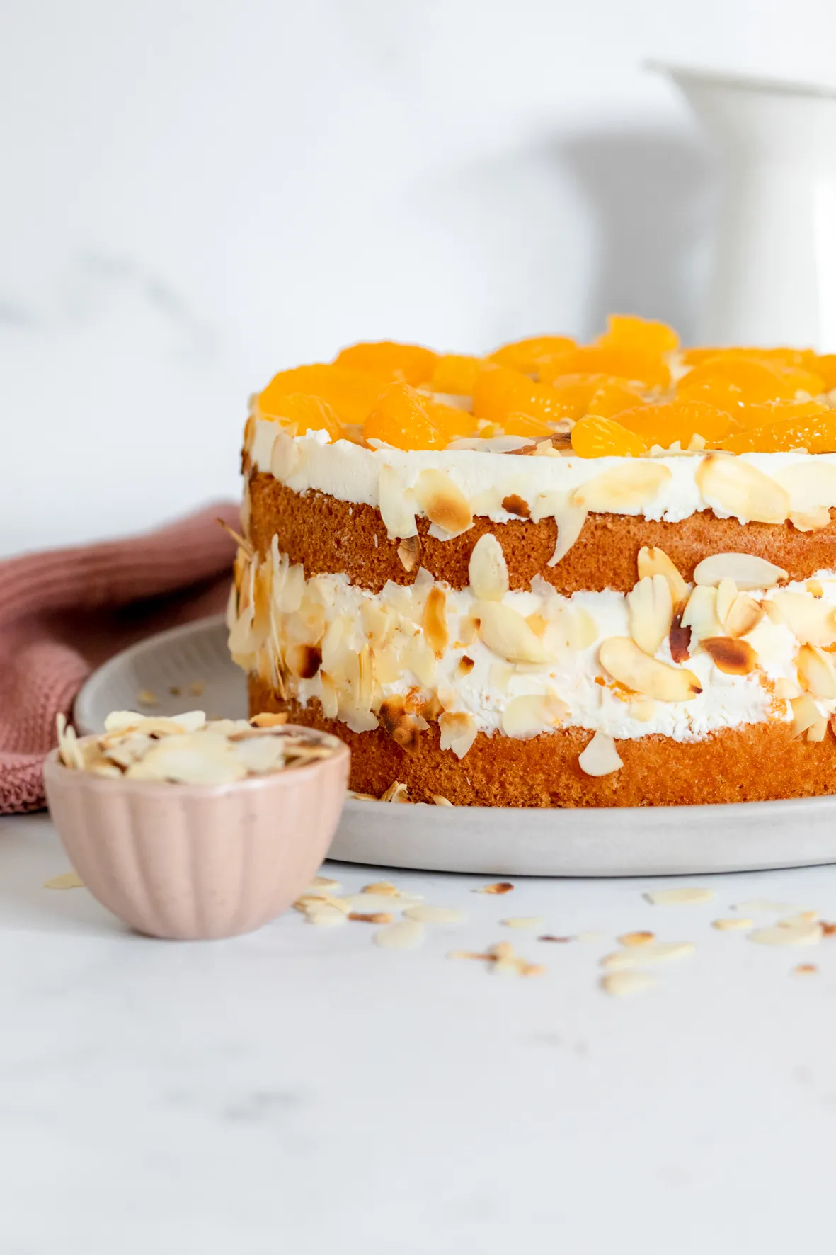 Ganze Mandarinen-Sahne-Torte appetitlich angerichtet für die Kaffeerunde