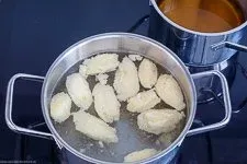 Gargezogene Grießklößchen in klarer Brühe, appetitlich angerichtet