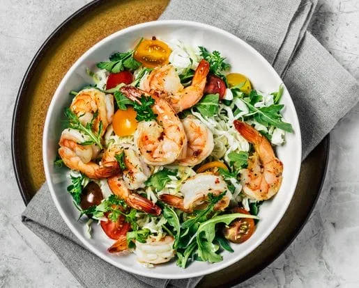 Garnelen mit Tomaten, Zwiebeln und Knoblauch aus der Mikrowelle