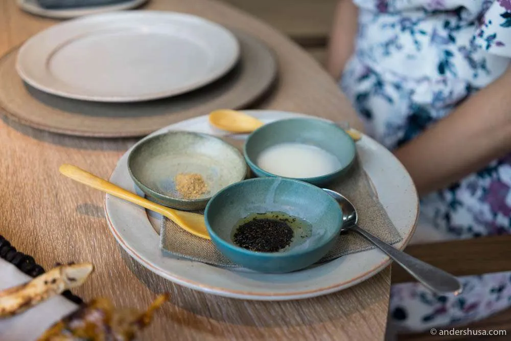 Garnitur für den Dorschkopf: würzig-saure Ameisenpaste, Meerrettichmilch, gemischte Gewürze