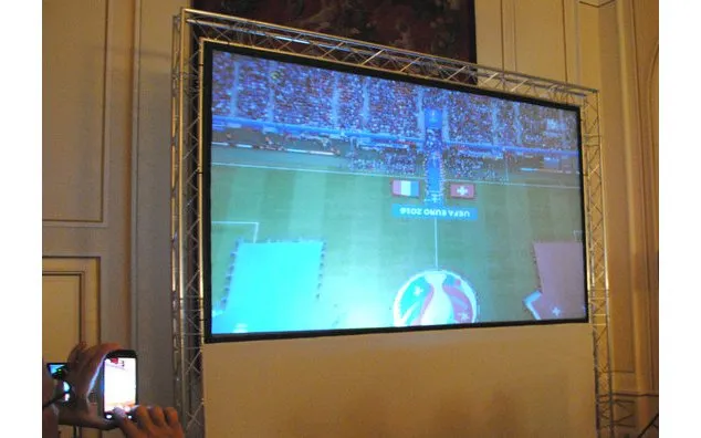 Gäste beim Public Viewing des EM-Spiels Frankreich gegen Schweiz in der Botschaft