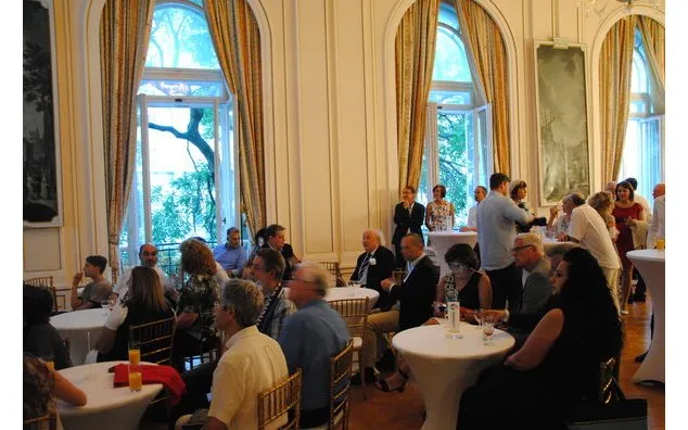 Gäste beim Public Viewing in der Französischen Botschaft Wien während des EM-Finales