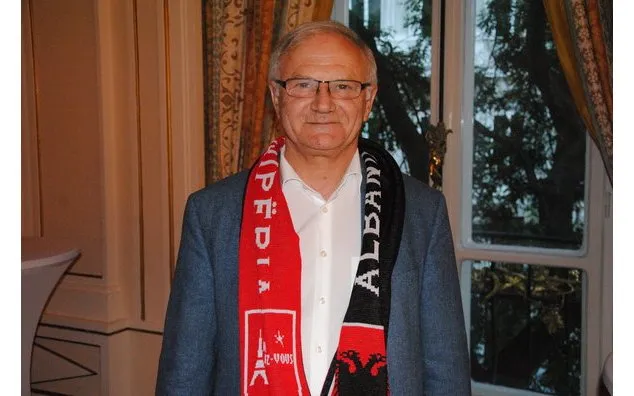 Gäste genießen Speisen und Getränke beim EM-Viewing