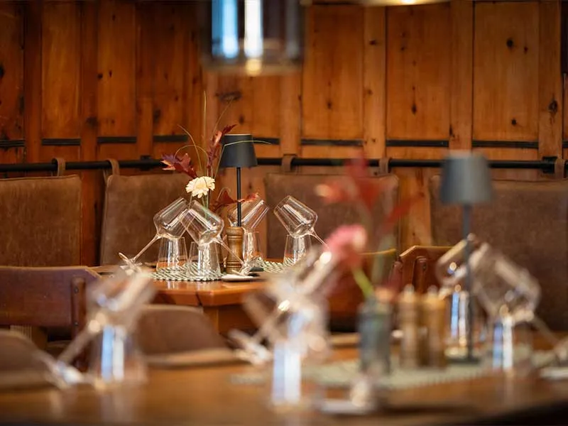 Gasträume Stadtwirt Bruck mit alten Wandvertäfelungen und rustikalem Kaminofen