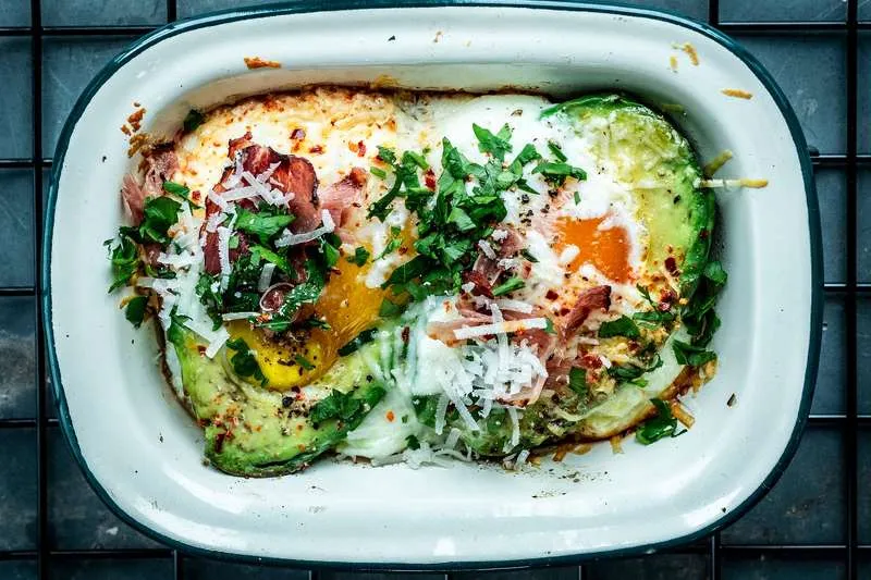Gebackene Avocado mit Ei als Keto-freundliches und proteinreiches Frühstück