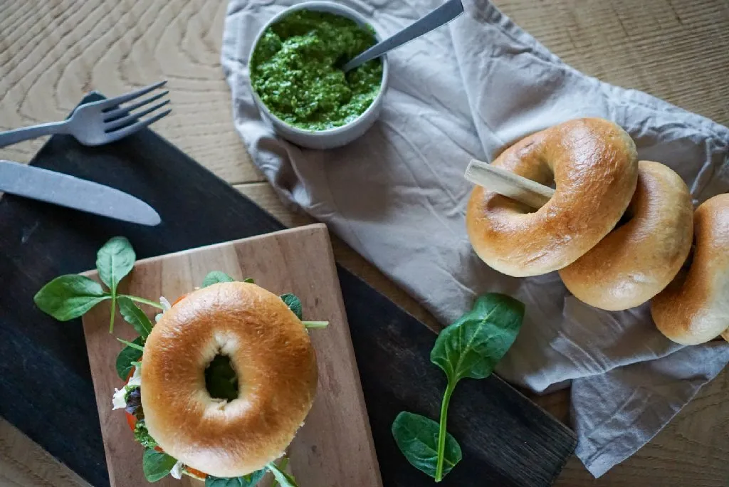 Gebackene Bagels in einer Brotbox zur Aufbewahrung