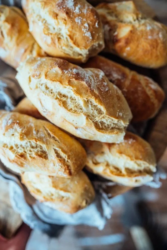 Gebackene Baguette-Brötchen auf dem Blech