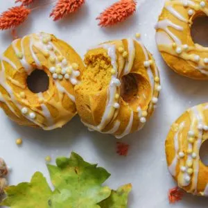 Gebackene Kürbis-Donuts mit unterschiedlichen Toppings: Kokosblütenzucker-Zimt-Mischung und Zitronenglasur