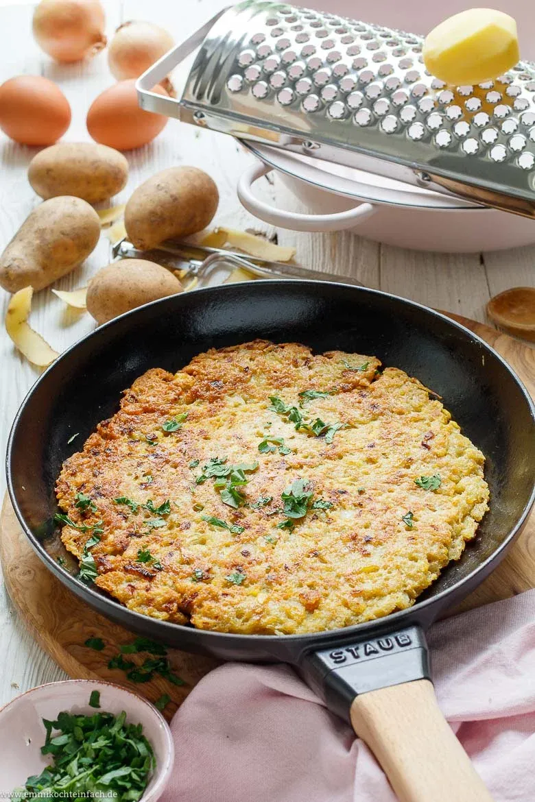 Gebackene Rösti in der Pfanne mit knusprigen Rändern