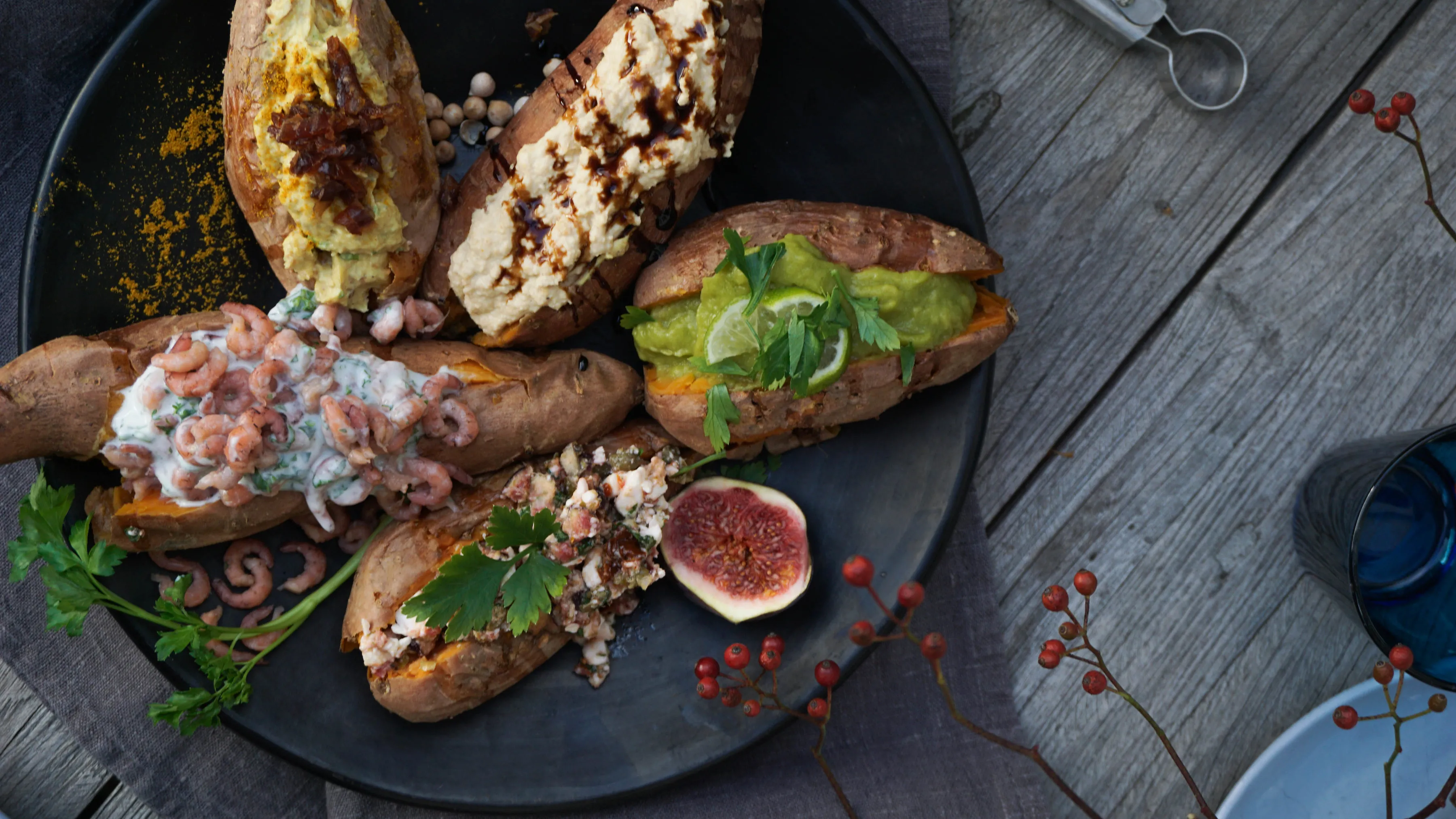 gebackene Süßkartoffel mit Feta-Tomaten-Topping, gesunde mittagsrezepte für die Familie