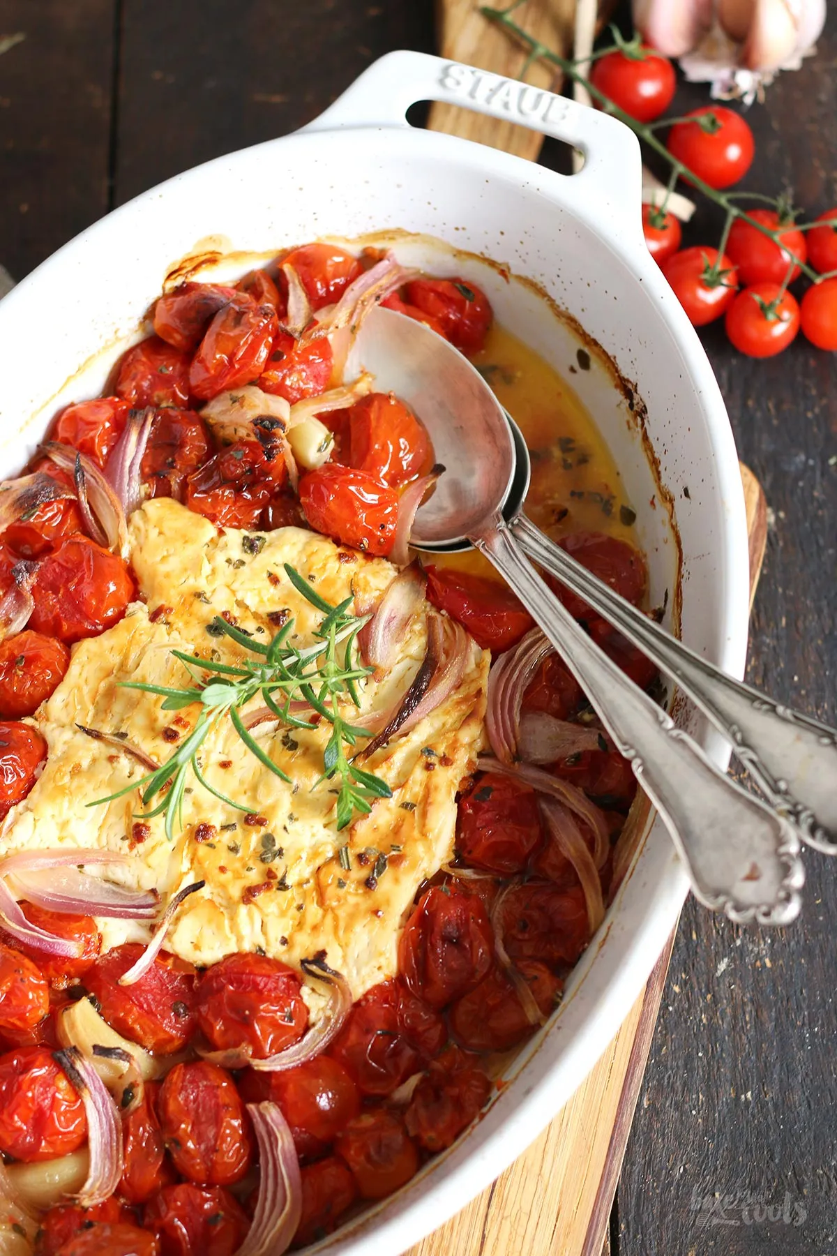 Gebackener Feta und Kirschtomaten mit Knoblauch und Kräutern in einer Pfanne nach dem Backen
