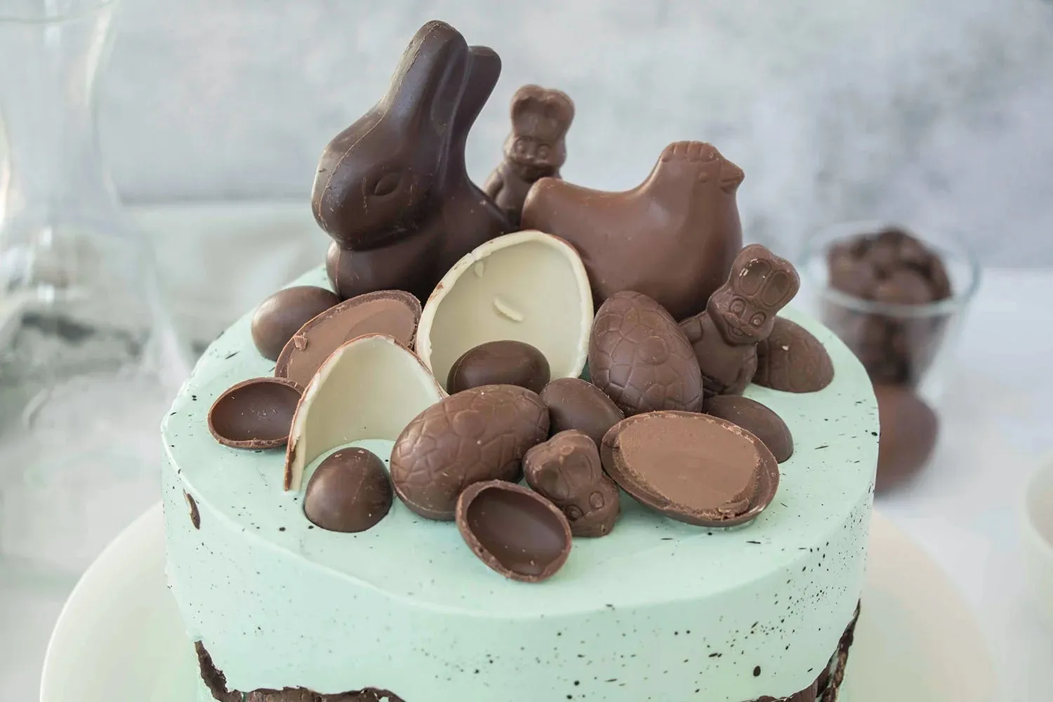 Gebackener Vanillebiskuit-Boden, bereit für die Himbeer-Frischkäse-Füllung der Ostertorte