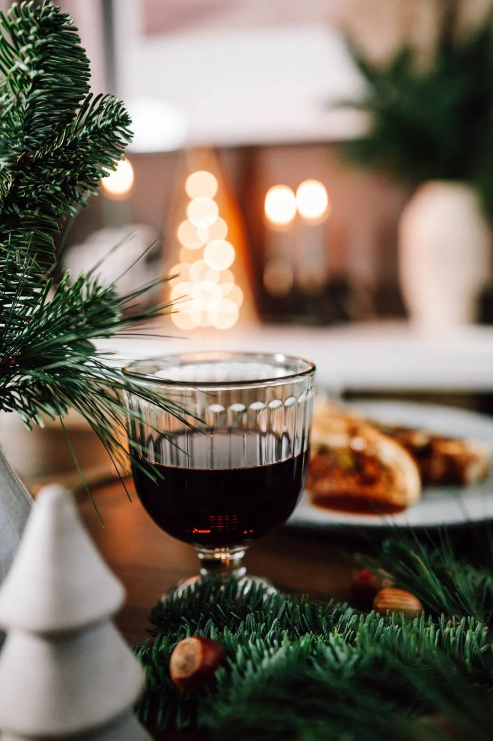 Gebackener Veggie Wellington mit knuspriger Kruste auf einem Servierbrett