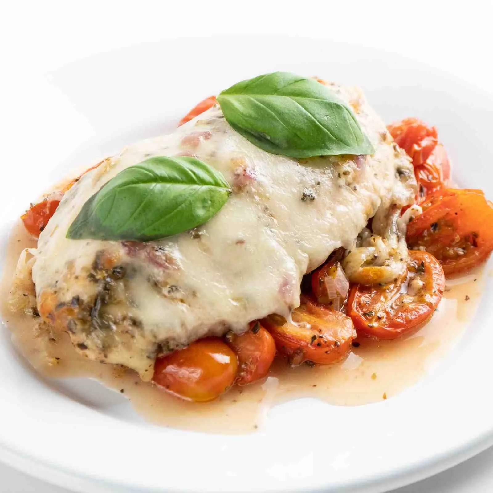 Gebackenes Hähnchen Caprese mit Tomaten, Mozzarella und Basilikum