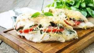 Gebackenes Hähnchen mit Tomate, Mozzarella und Pesto, Caprese-Stil