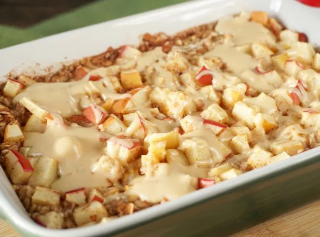 Gebackenes Oatmeal mit Apfel und Zimt