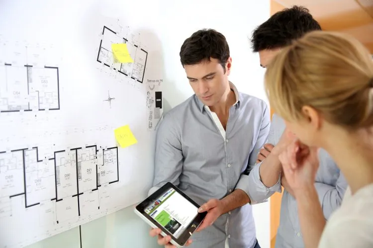 Gebäude mit grüner Fassade