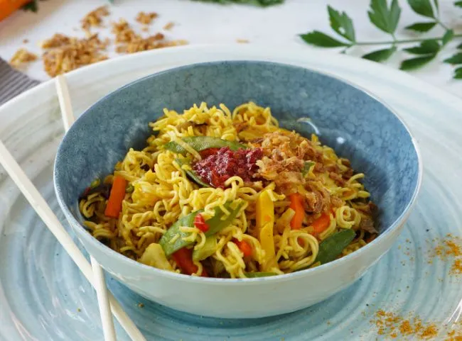 Gebratene chinesische Nudeln mit knackigem Gemüse