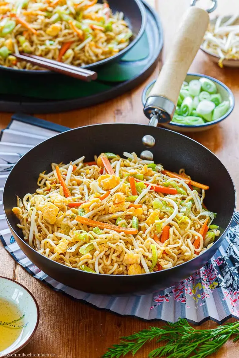 Gebratene Eiernudeln mit Gemüse und Ei – ein Klassiker der Asia-Imbiss-Kultur