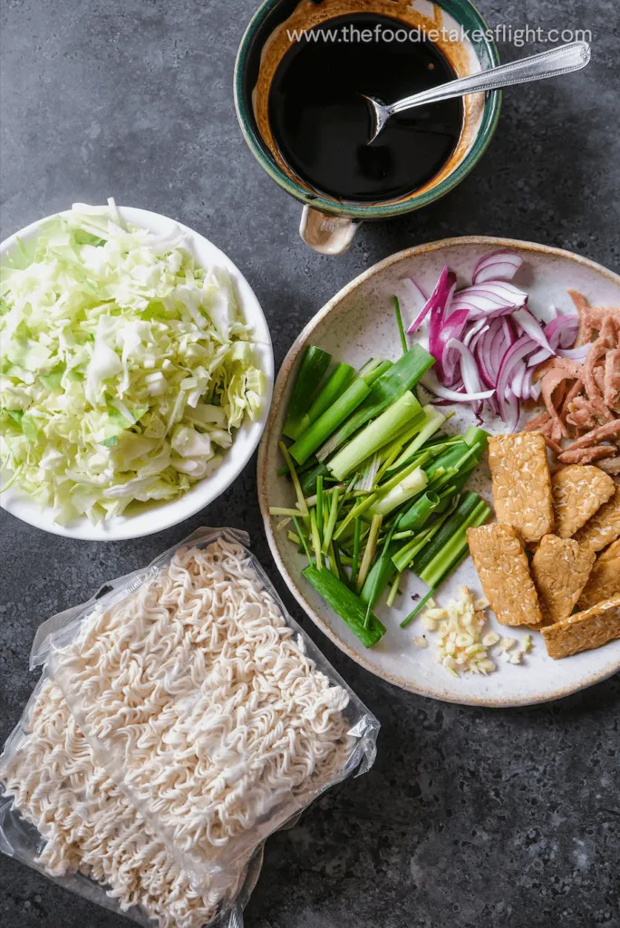 Gebratene Mie Nudeln mit frischem Gemüse und proteinreichen Zutaten, perfekt für ein vegetarisches Mie Goreng Rezept.