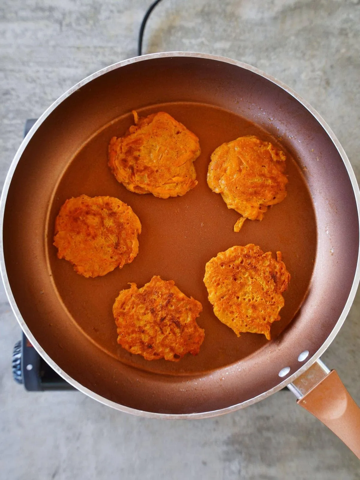 Gebratene Patties in der Bratpfanne