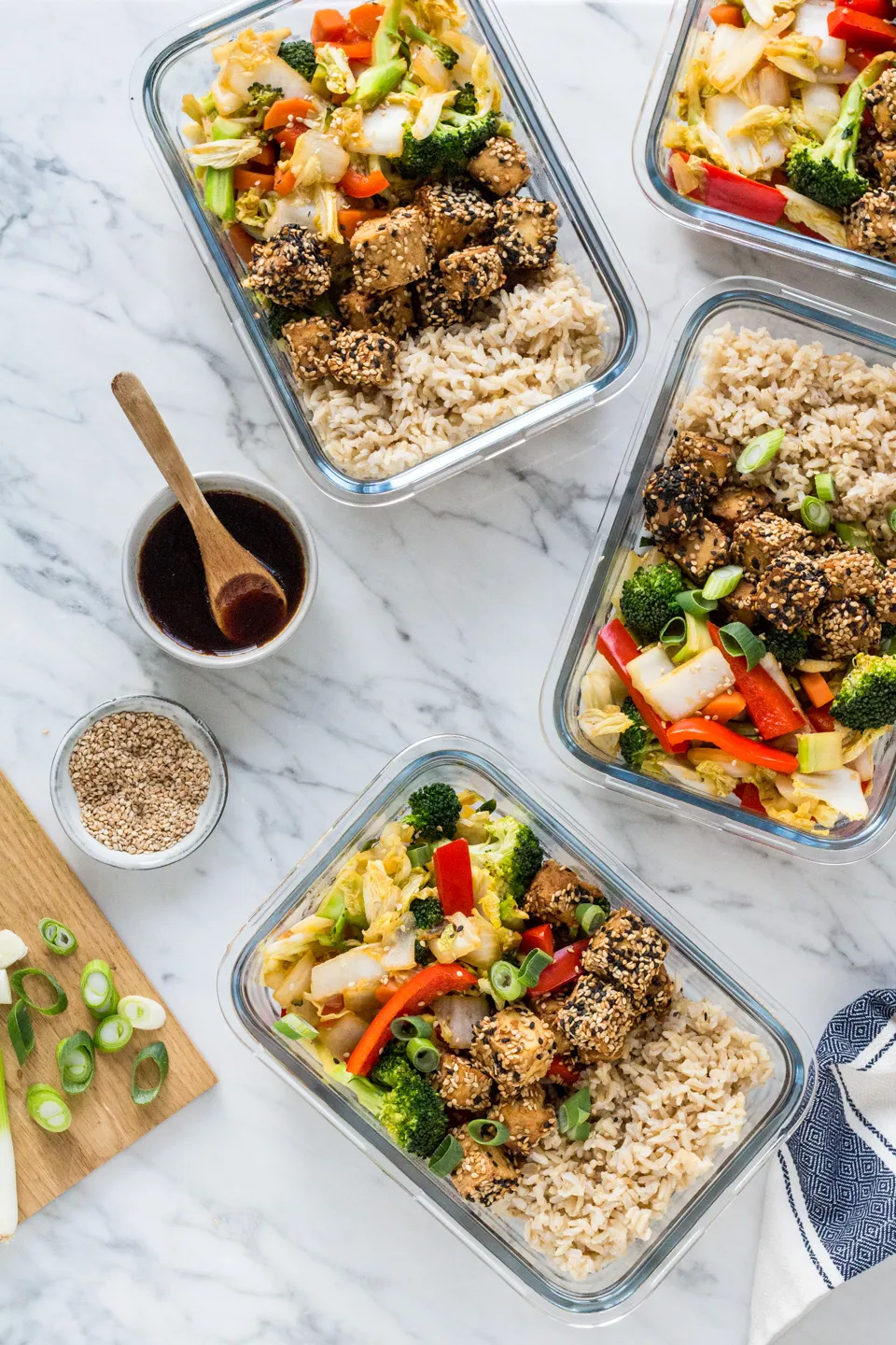 Gebratene Sesam-Tofu-Gemüsepfanne mit frischen Kräutern