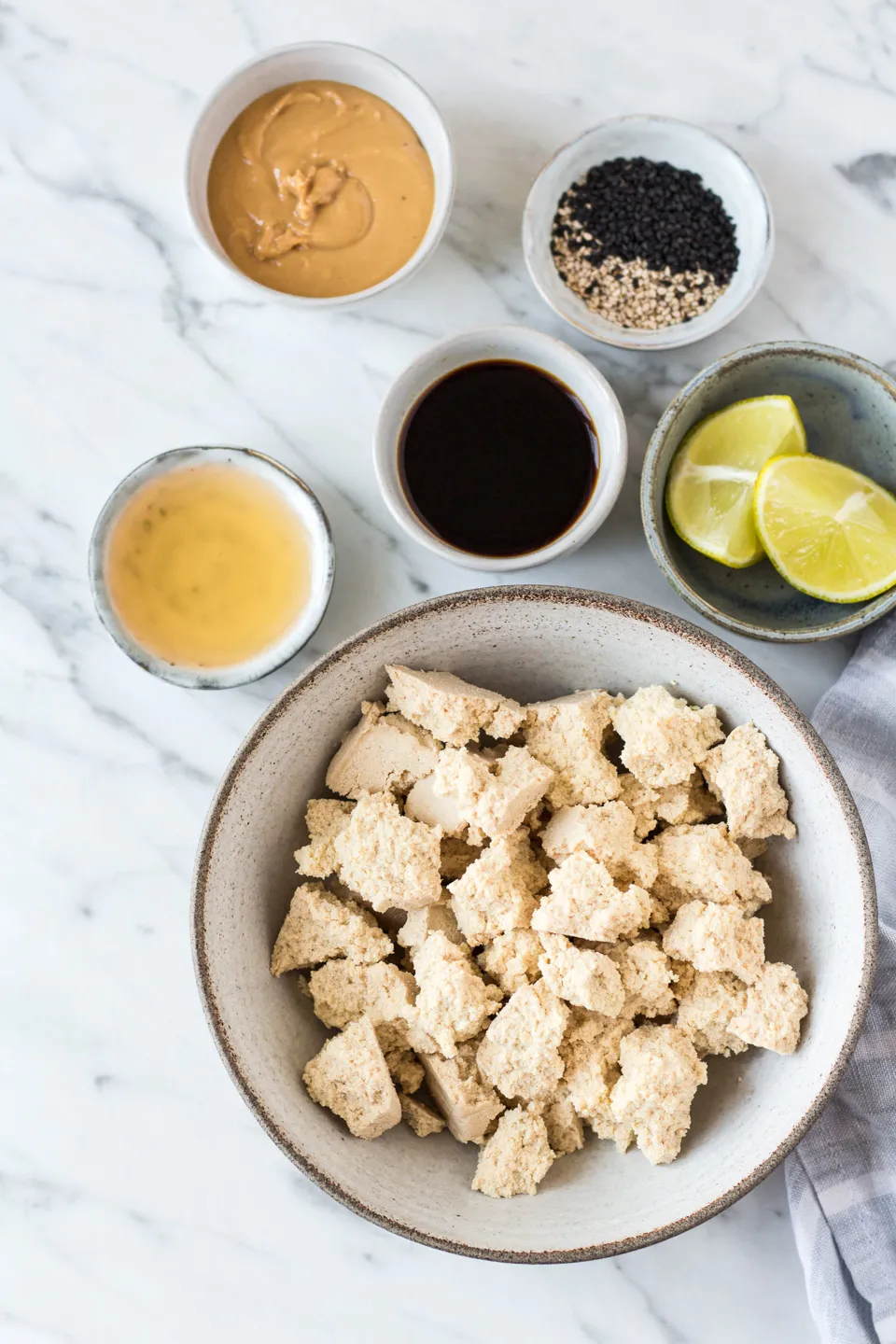 Gebratene Tofustücke, teilweise mit einer cremigen Marinade überzogen