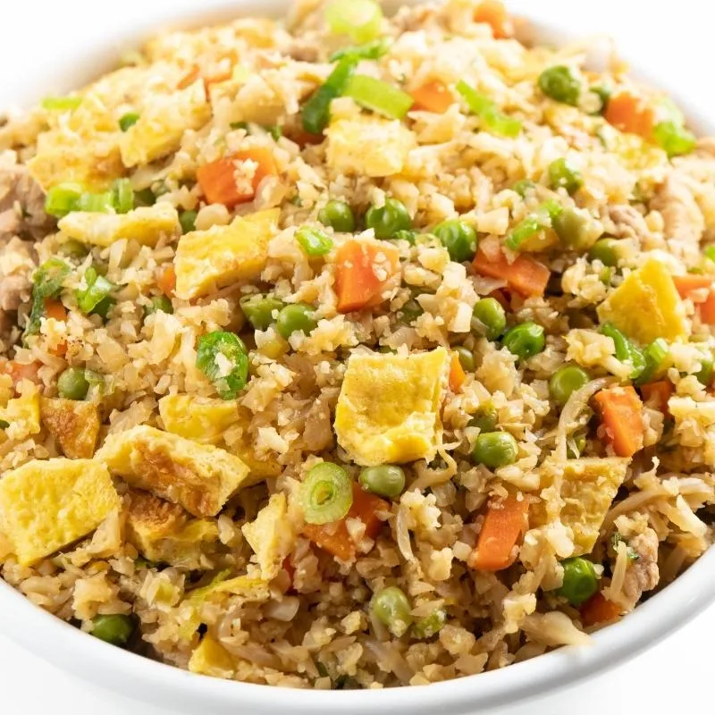 Gebratener Keto Blumenkohlreis chinesischer Art als Low Carb Gericht