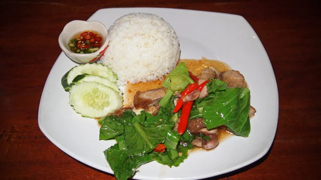 Gebratener Kohl mit knusprigem Schweinefleisch