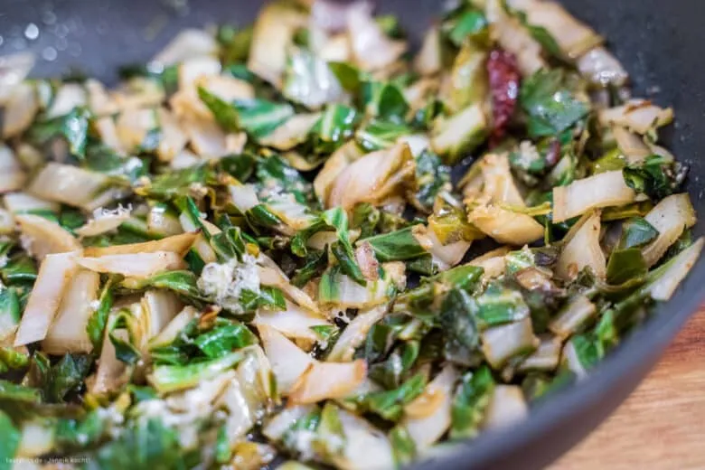 Gebratener Mangold nach italienischem Rezept, fertig zum Servieren