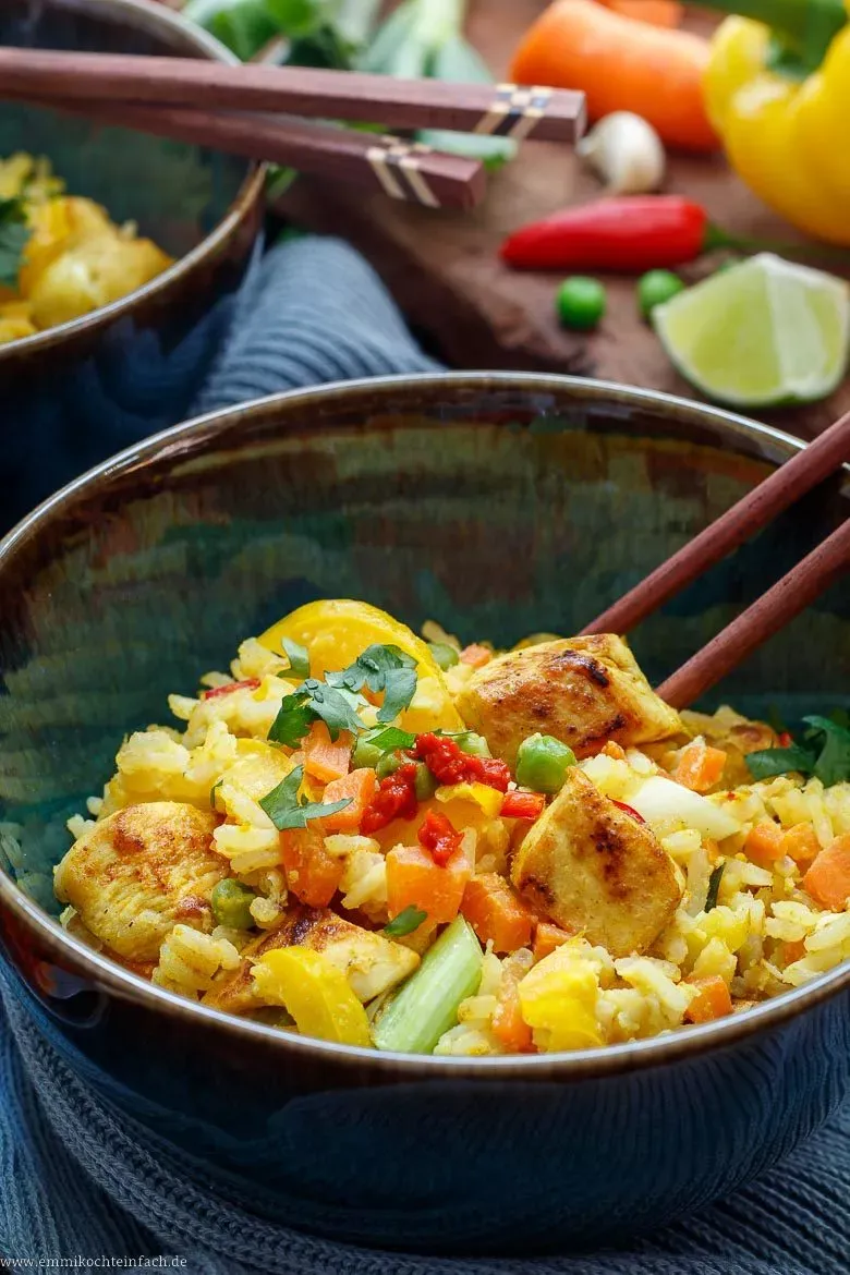 Gebratener Reis als perfektes Gericht zur Resteverwertung von gekochtem Reis und Gemüse