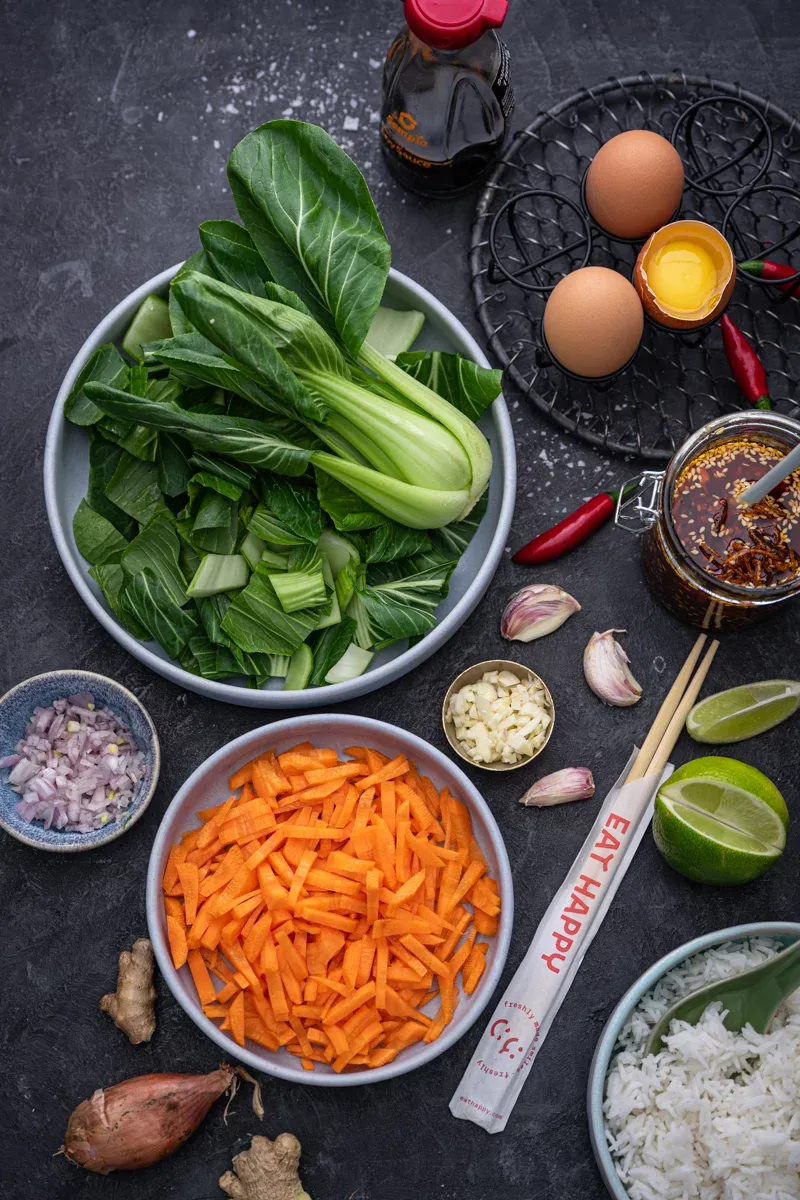 Gebratener Reis in einer Schüssel mit gebratenem Ei, perfekt für eine schnelle Mahlzeit