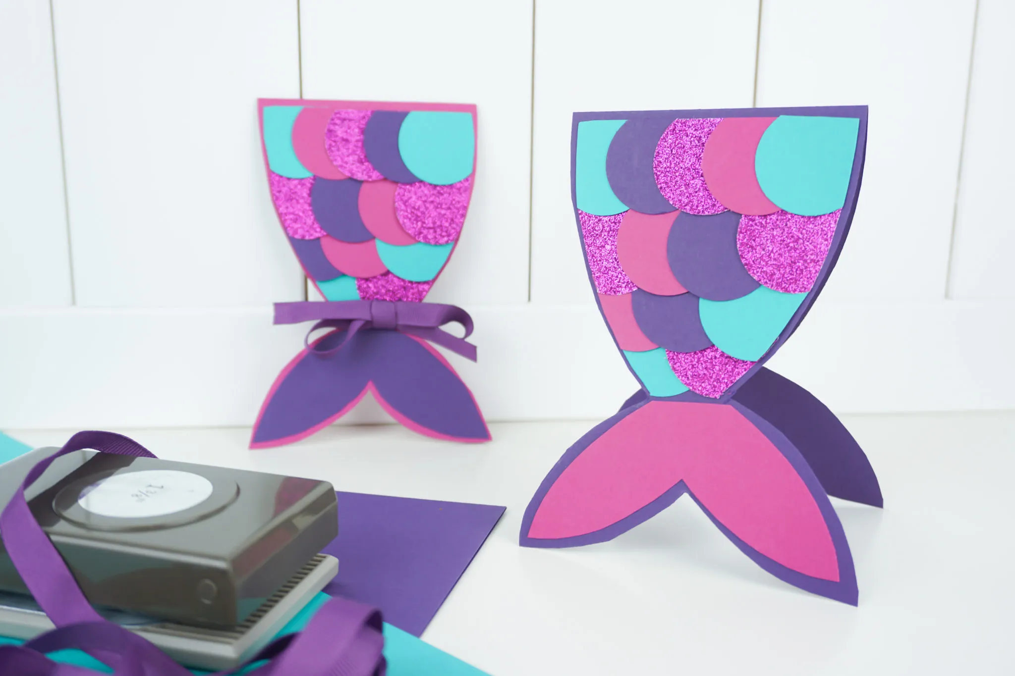 Geburtstagseinladung in Form einer Meerjungfrauenflosse in Lila und Mint mit Schuppenmuster