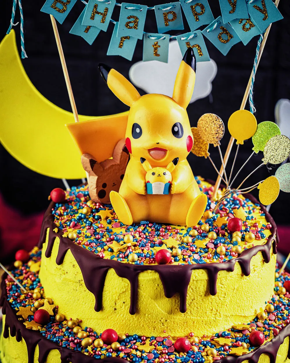 Geburtstagskuchen Pokémon mit Dekoration und gelber Creme