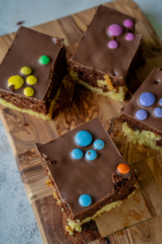 Geburtstagskuchen vom Blech für Kinder, mit Smarties-Deko