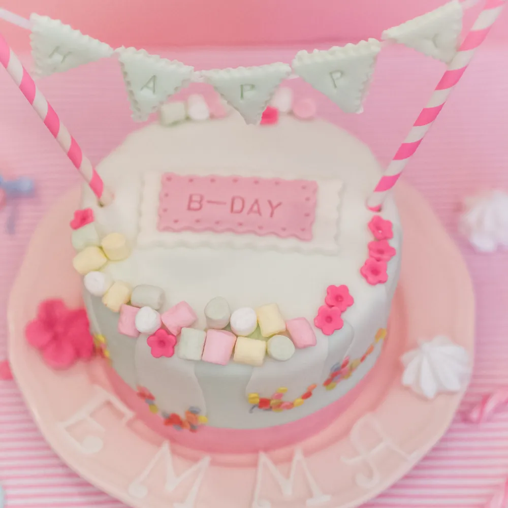 Geburtstagstorte mit Girlande