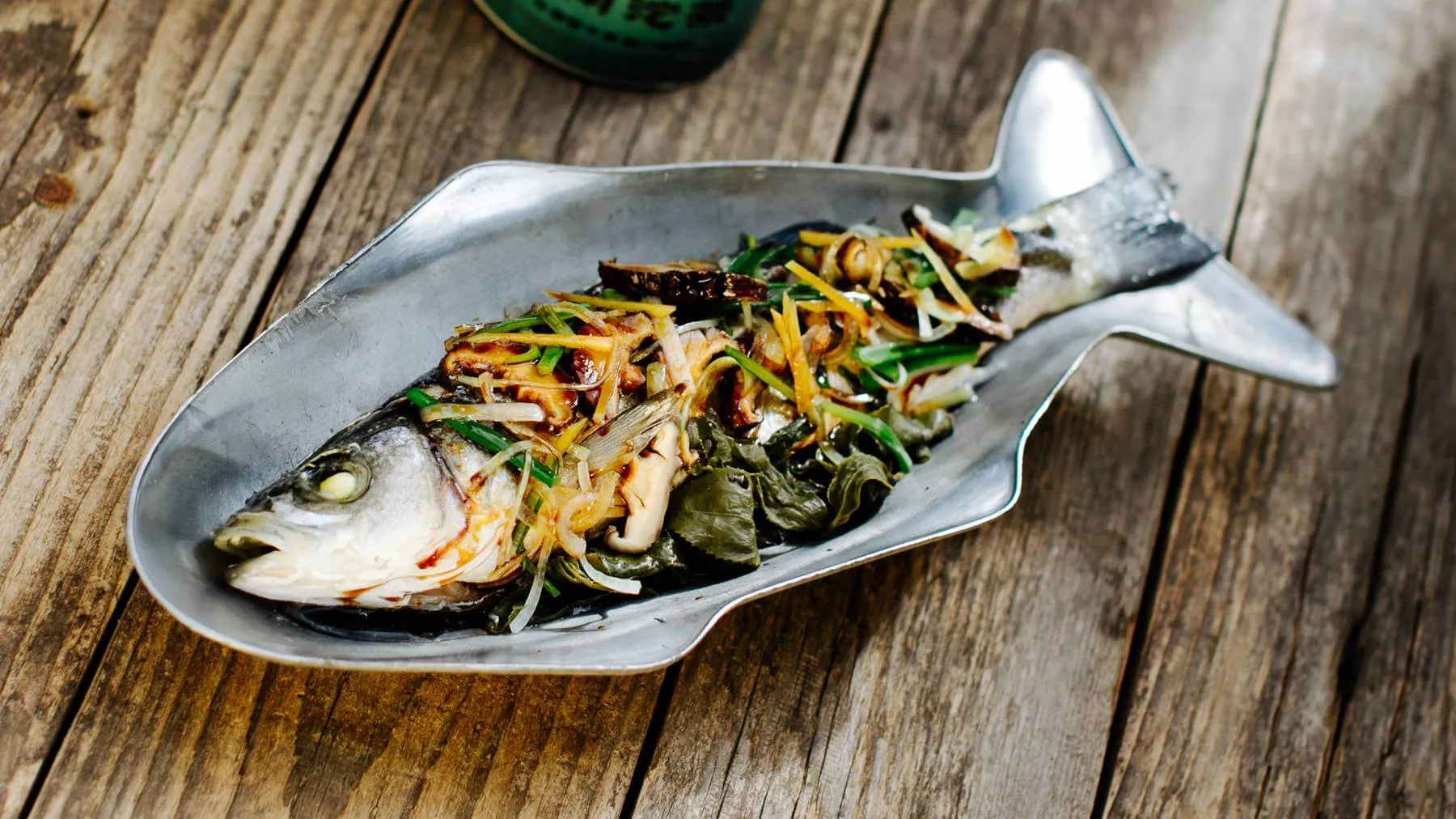 Gedämpfter Fisch mit Teeblättern: Ein sanft gegarter Fisch, der mit dem frisch-herben Aroma von chinesischem Tee aromatisiert wird. In China sagt man: „Hast du ganz frischen Fisch, dann dämpfe ihn. Sind die Augen nicht mehr ganz klar, dann...