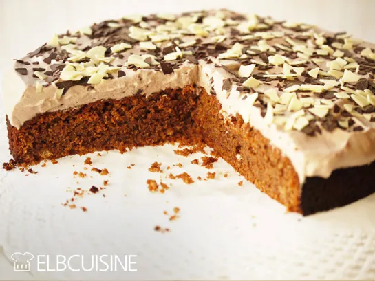 Gedeckte Amarettini-Schoko-Sahne-Torte, bereit für die Geburtstagsfeier mit dunklen und weißen Schokostreuseln.