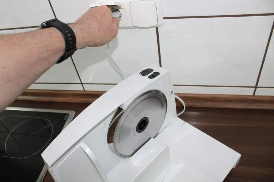 Gefährliche Situation mit einem Allesschneider im Dauerbetrieb nach Stromunterbrechung