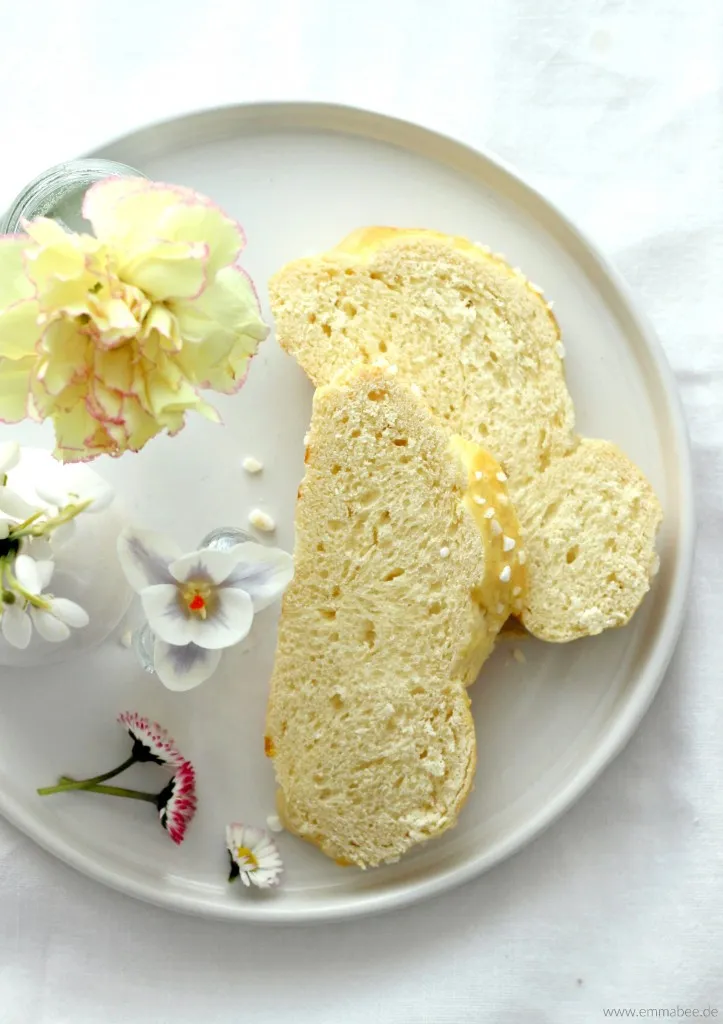 Geflochtener Hefezopf mit leicht teigiger Krume