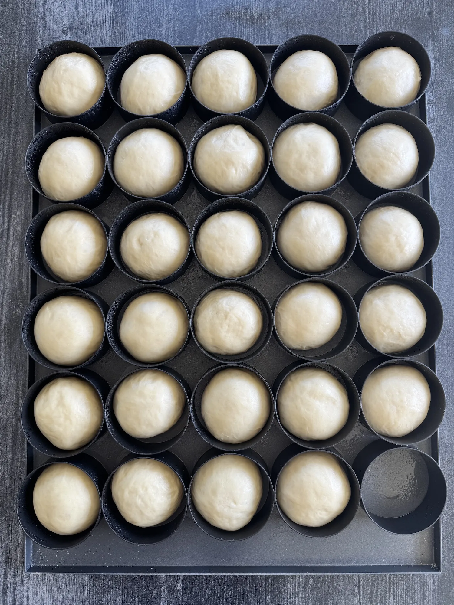 Geformte Burger Brötchen in einzelnen Backformen für eine gleichmäßige Form