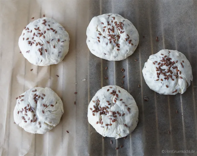 Geformte Leinsamenbrötchen Teiglinge auf Backpapier bereit zum Backen