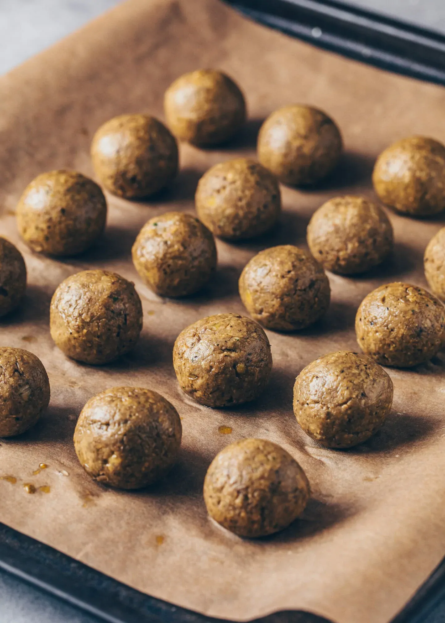geformte vegetarische Linsen-Hackbällchen auf einem Backblech
