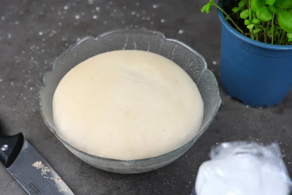 Geformter Pizzateig bereit zum Belegen