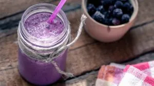 Gefrorene Beeren, Joghurt und eine Banane bereit für einen gesunden Frozen Berry Smoothie