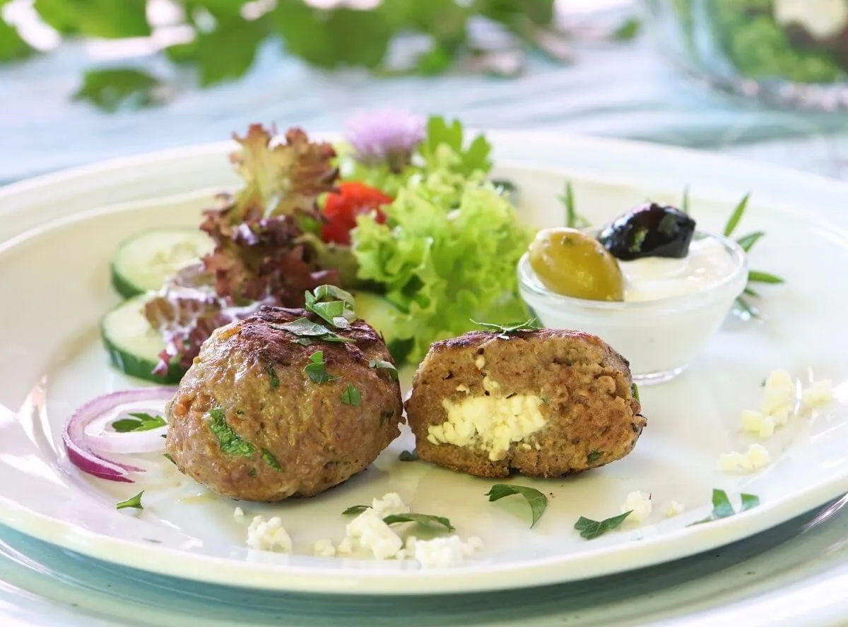 Gefüllte Bifteki mit Schafskäse, ein beliebtes Hackfleischgericht für die Pfanne.