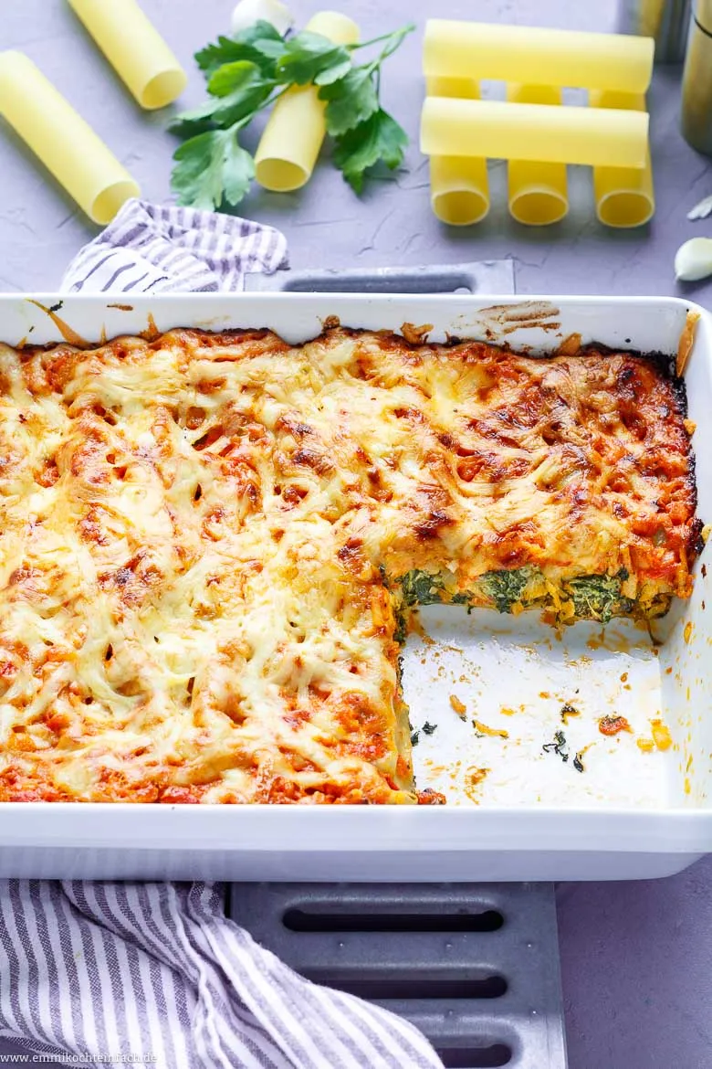 Gefüllte Cannelloni mit Spinat und Käse in einer Auflaufform, bereit zum Servieren.