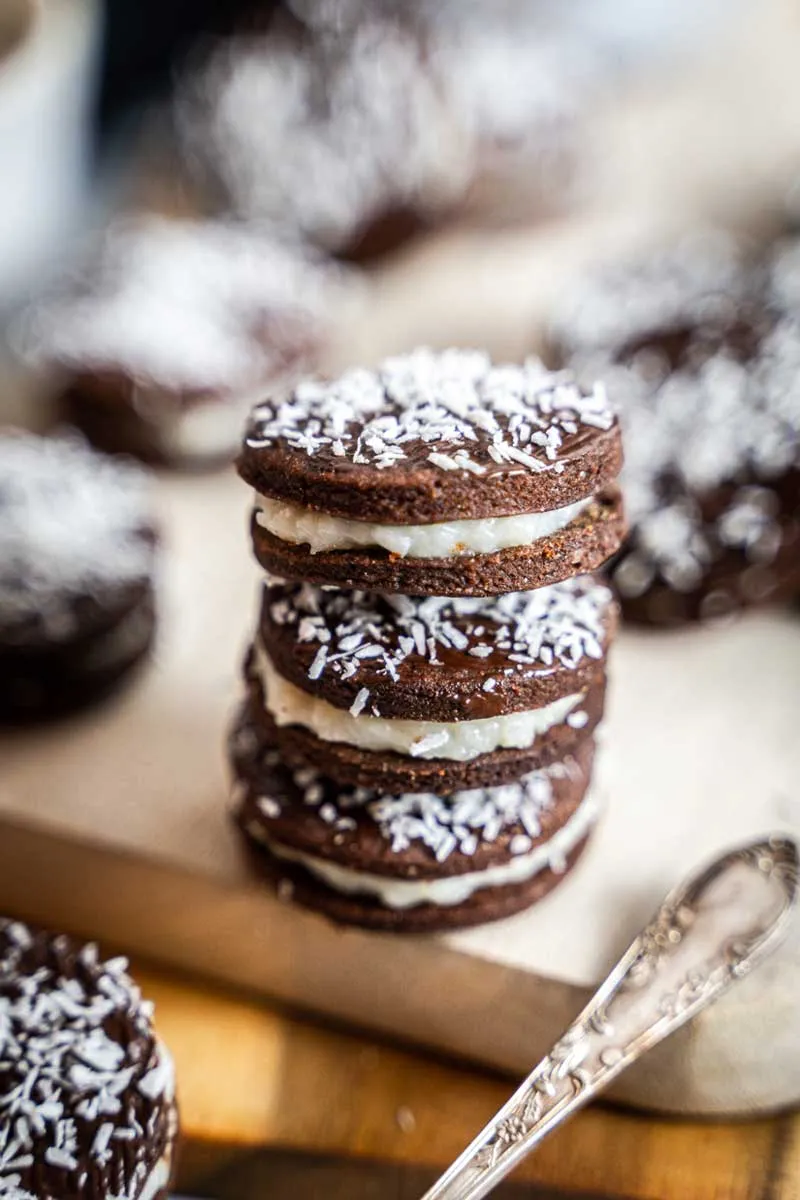 Gefüllte Kokos-Plätzchen mit dunkler Schokolade, Kokosplätzchen, Plätzchen mit Kokosraspeln, Rezept mit Kokosraspeln, #kokos, #kokosraspel, #inaisst