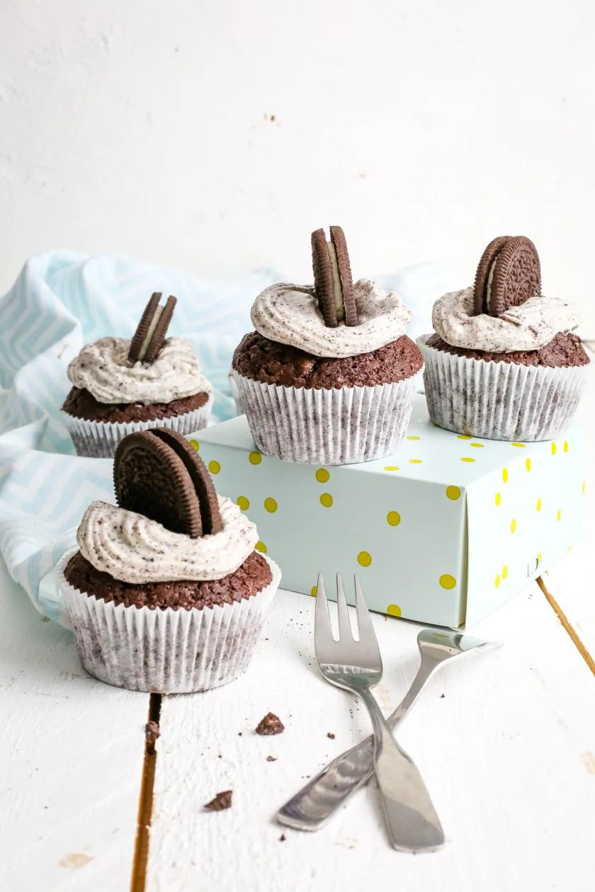 Gefüllte Oreo-Cupcakes mit viel Schokolade für den Geburtstag