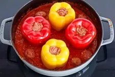 Gefüllte Paprika im Ofen garend